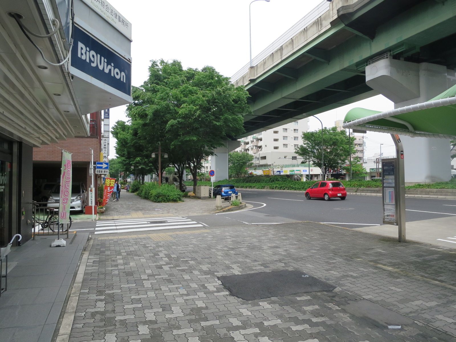 オフィスビル前面の通り