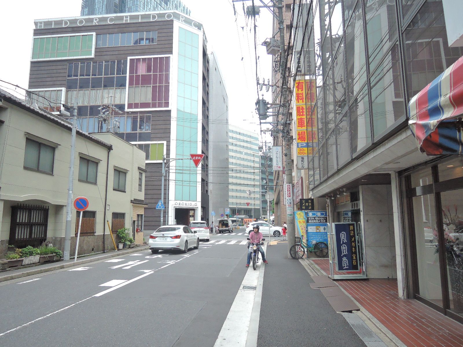 オフィスビル前面通り
