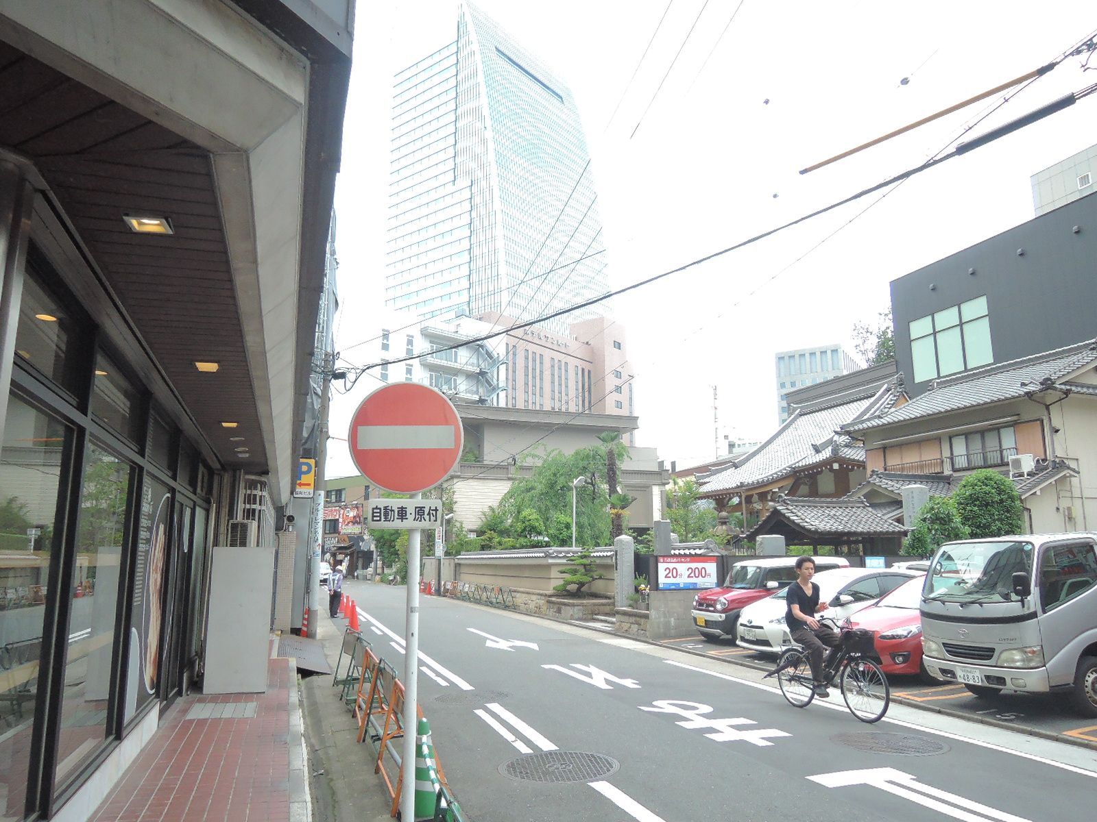 高層オフィスビルを望む