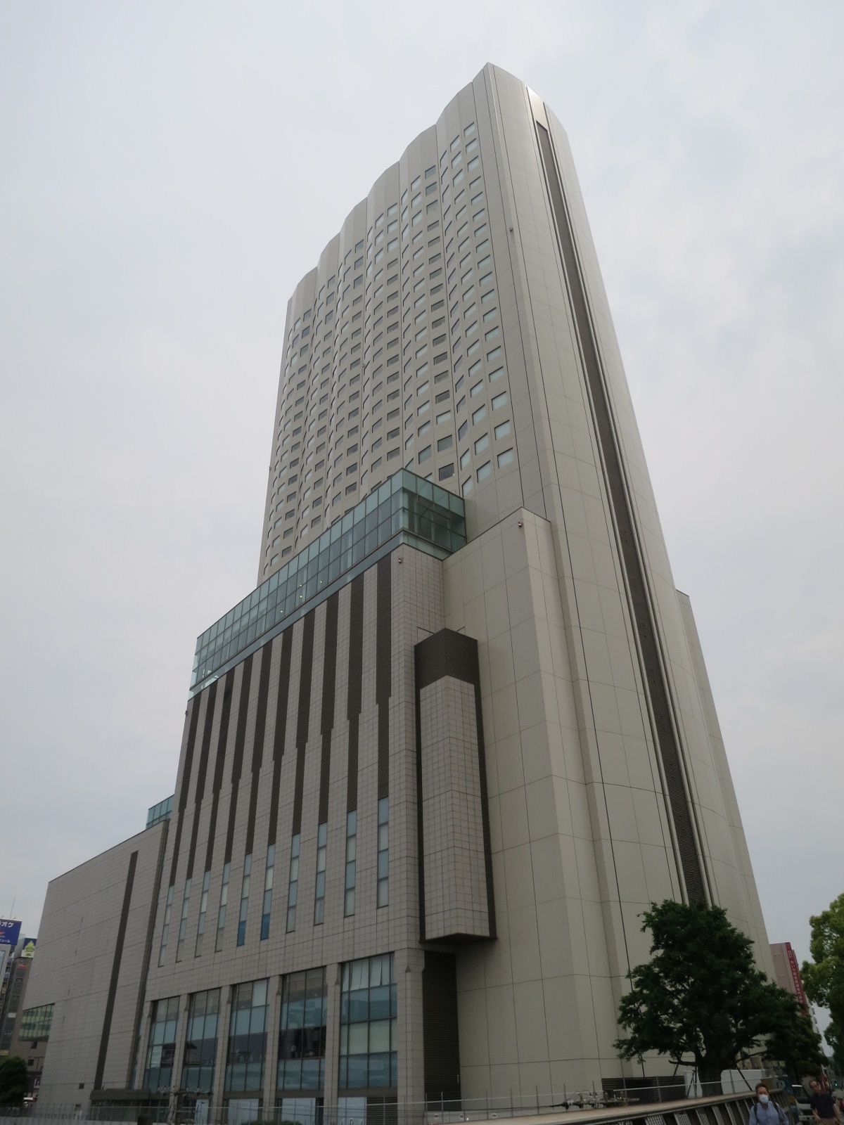 金山駅前の高層ホテル