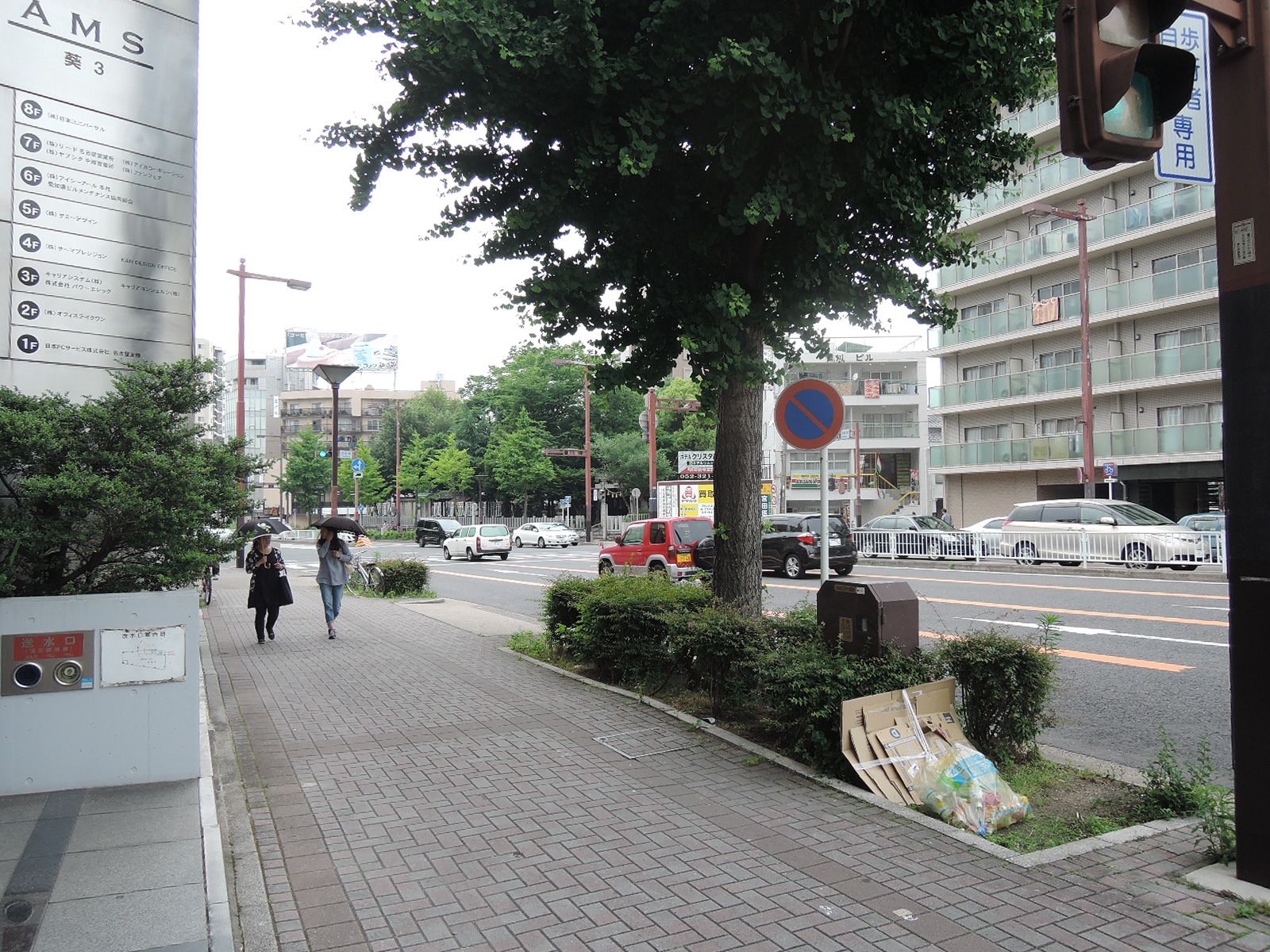 賃貸ビル前面の通り