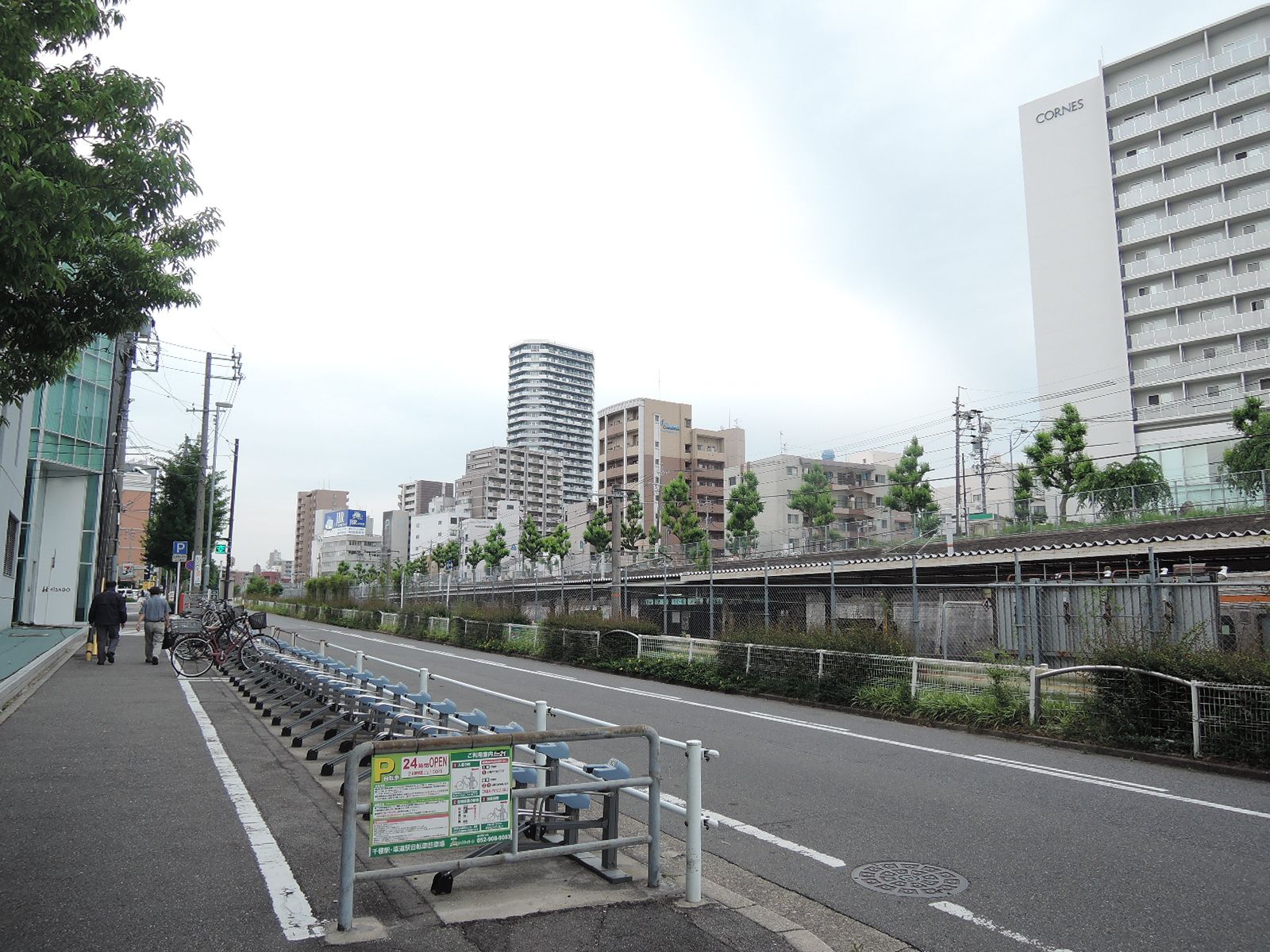 オフィスビル前面の通り