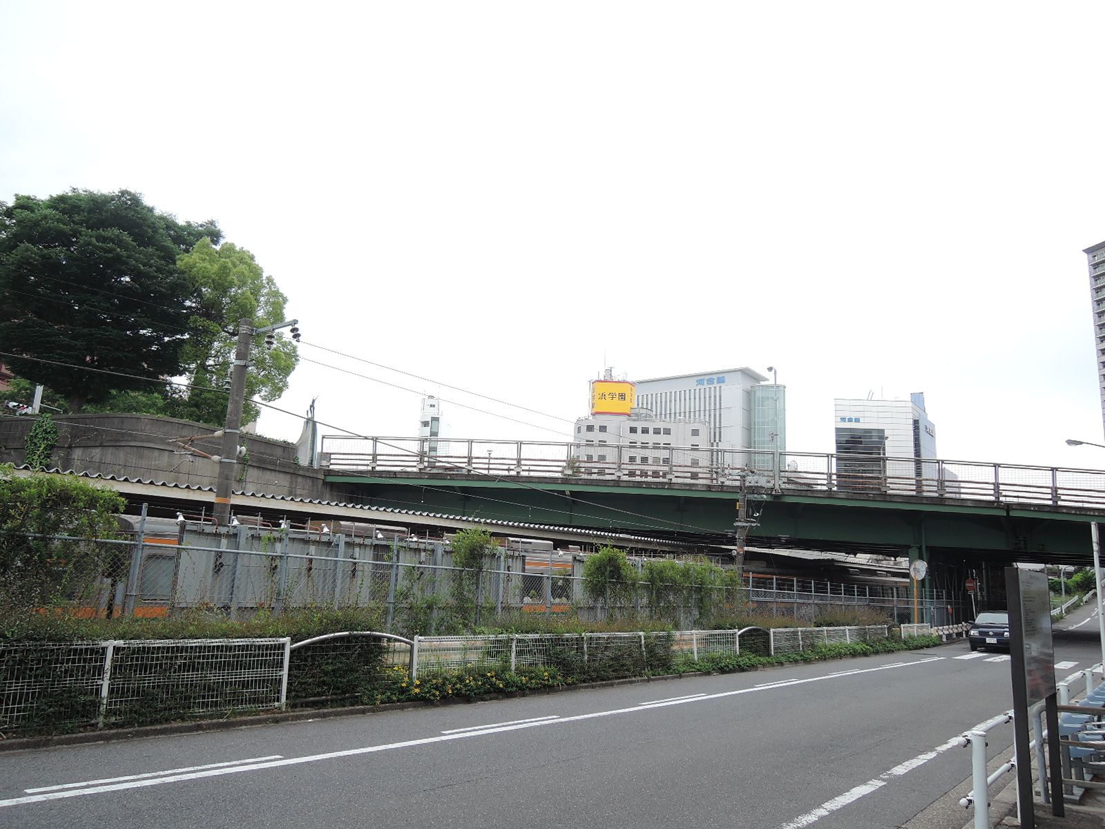目の前を線路が通る立地
