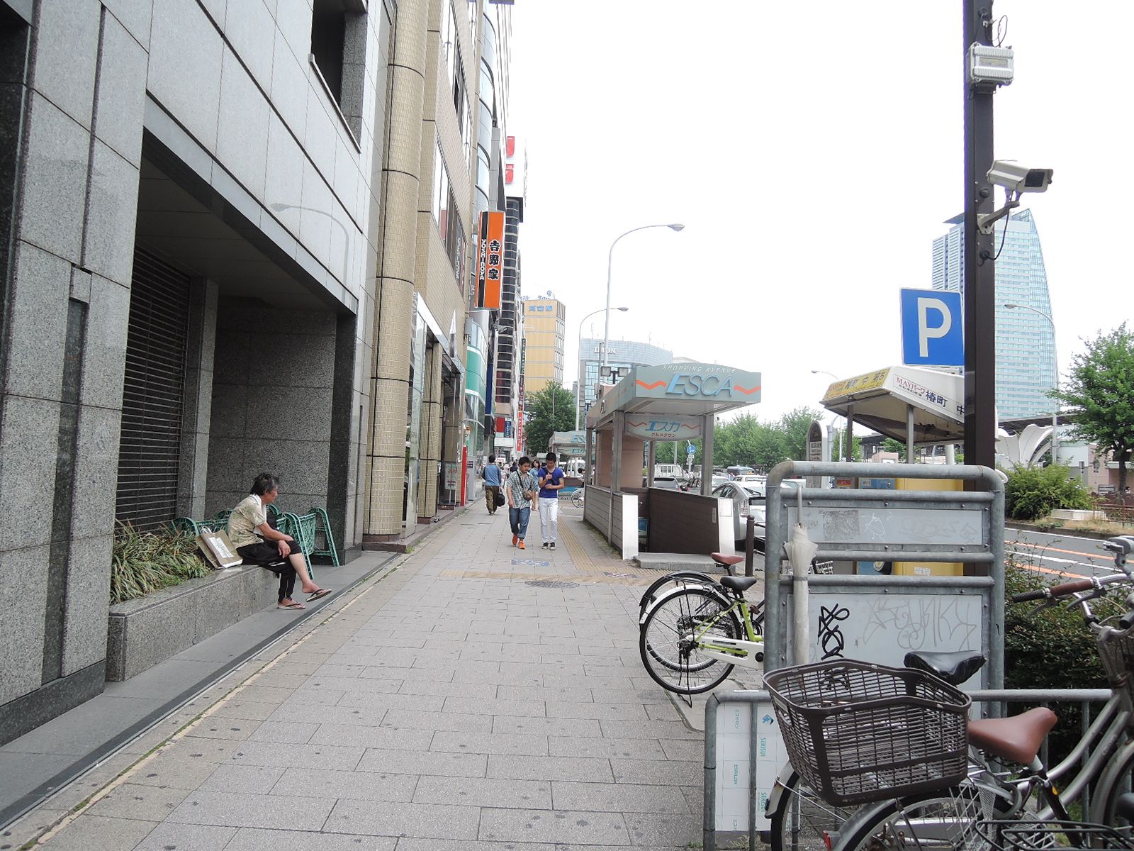 ビル前の広々とした歩道
