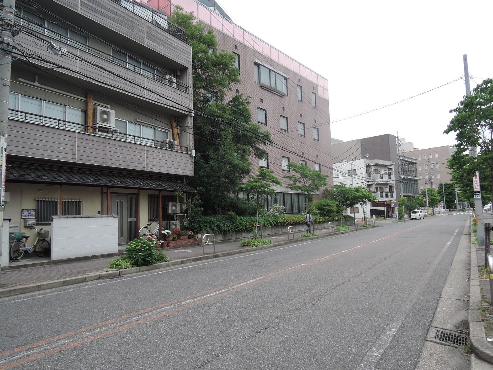 「錦通り」を一本入った立地