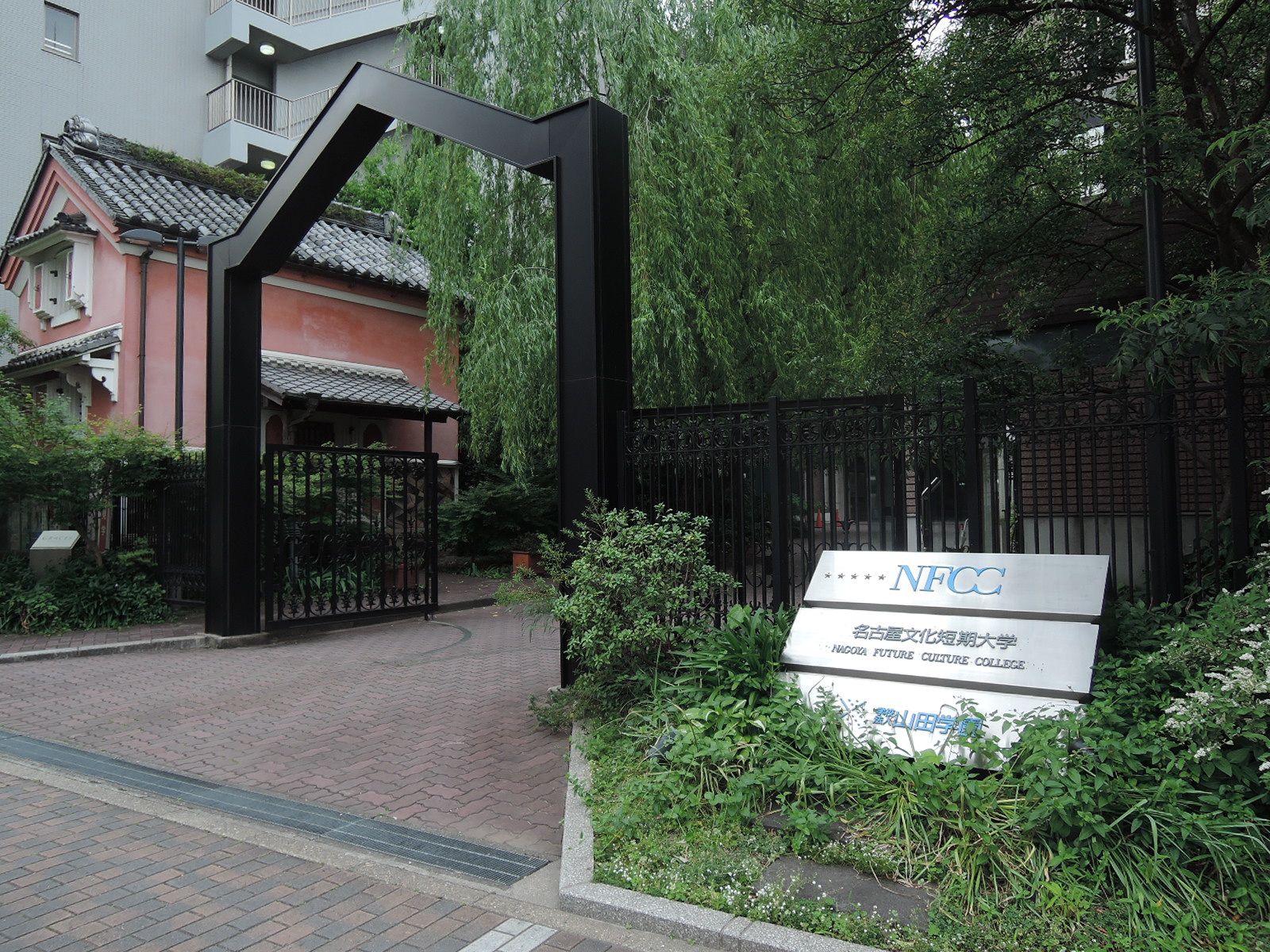 オフィスビル前に学校有り