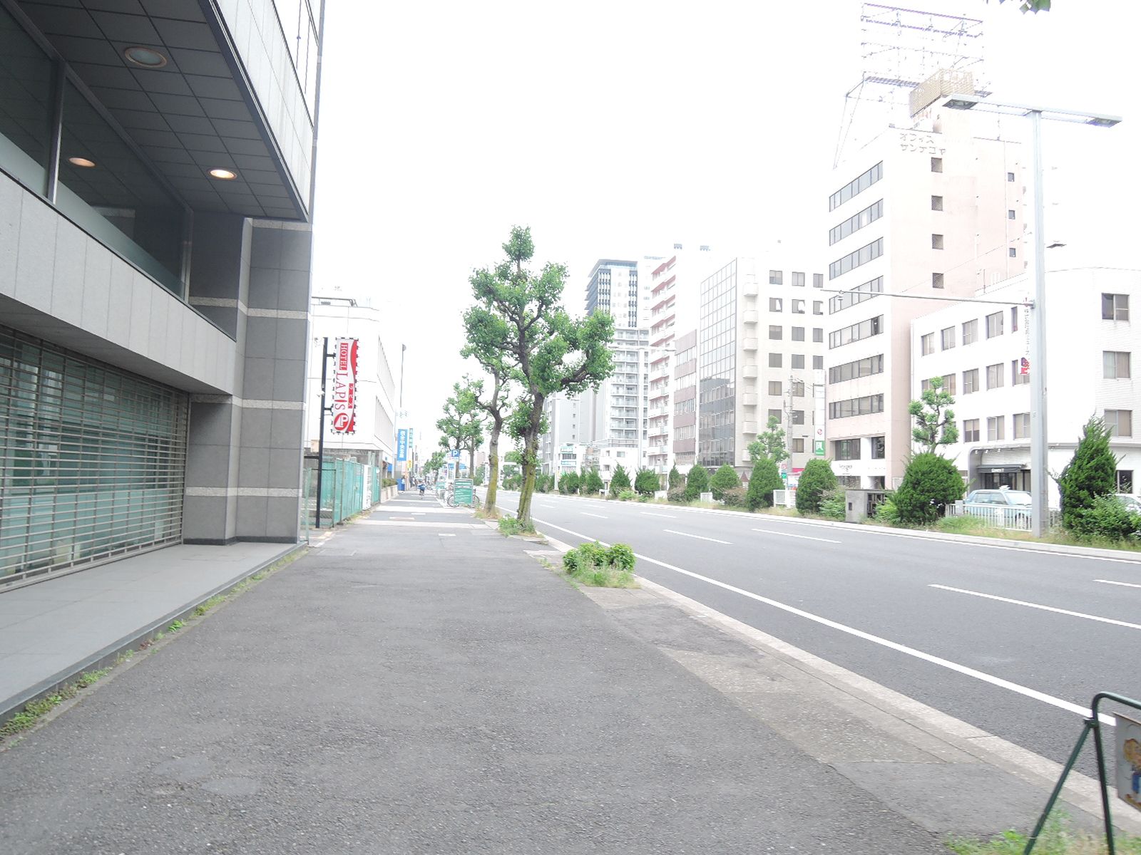広々とした歩道と車道