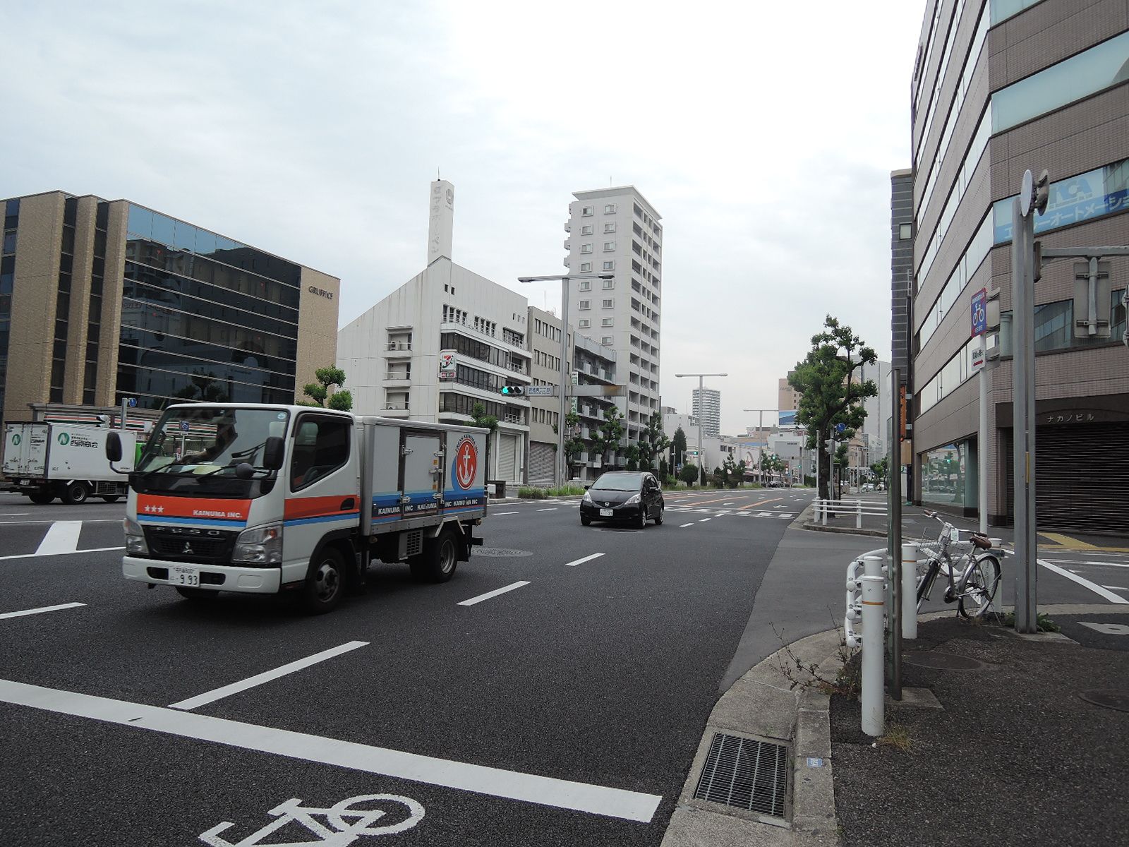 オフィスビル全面の通り