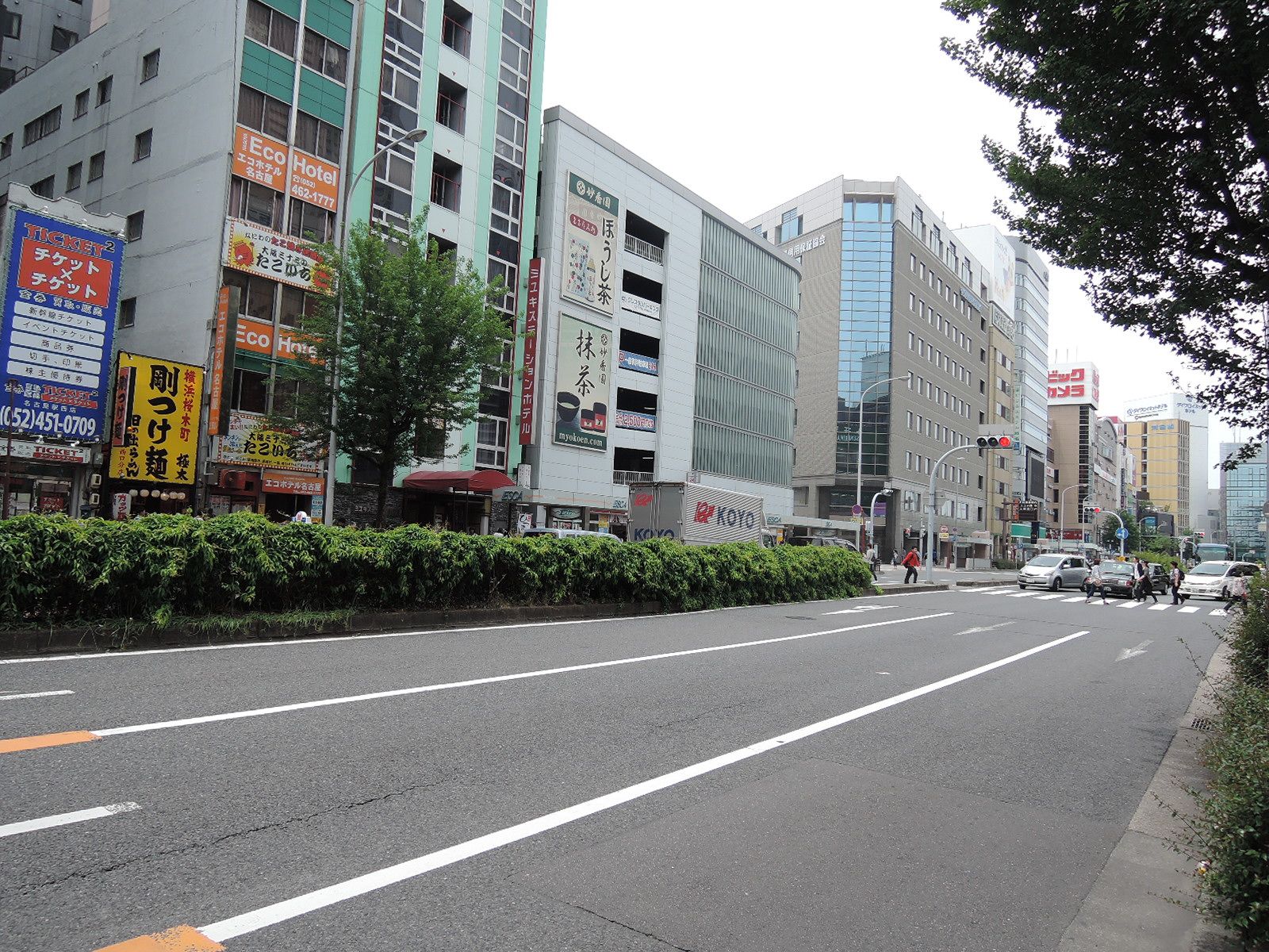 明治安田生命名古屋西口ビル前面の通り