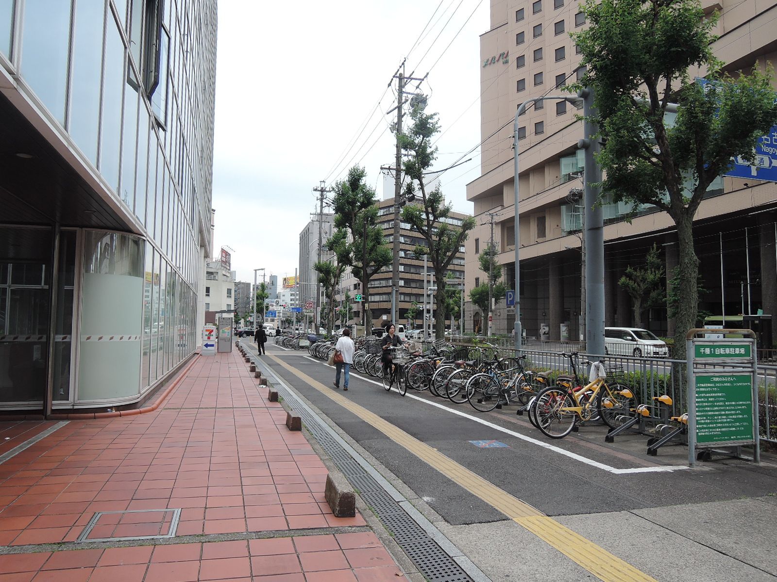オフィスビル周辺の駐輪場
