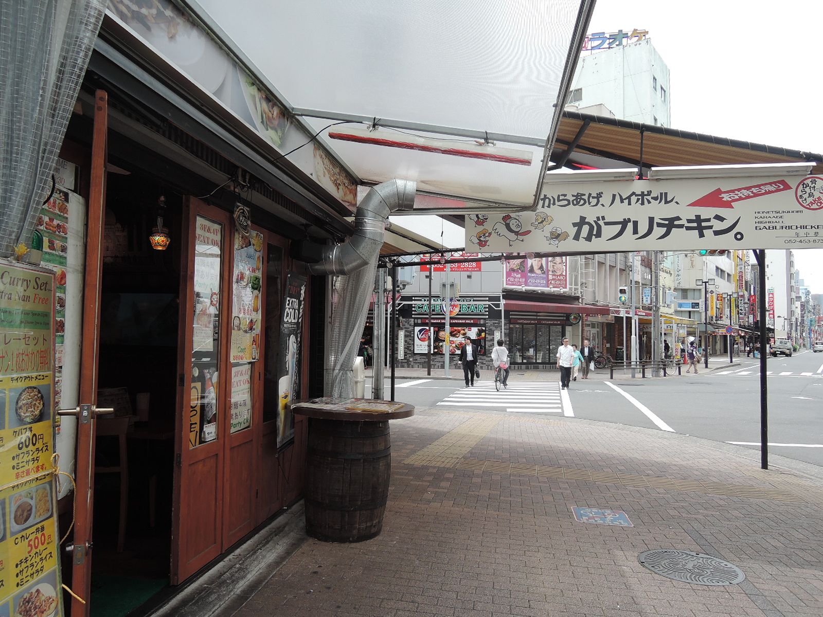 オフィスビル近隣の飲食店街