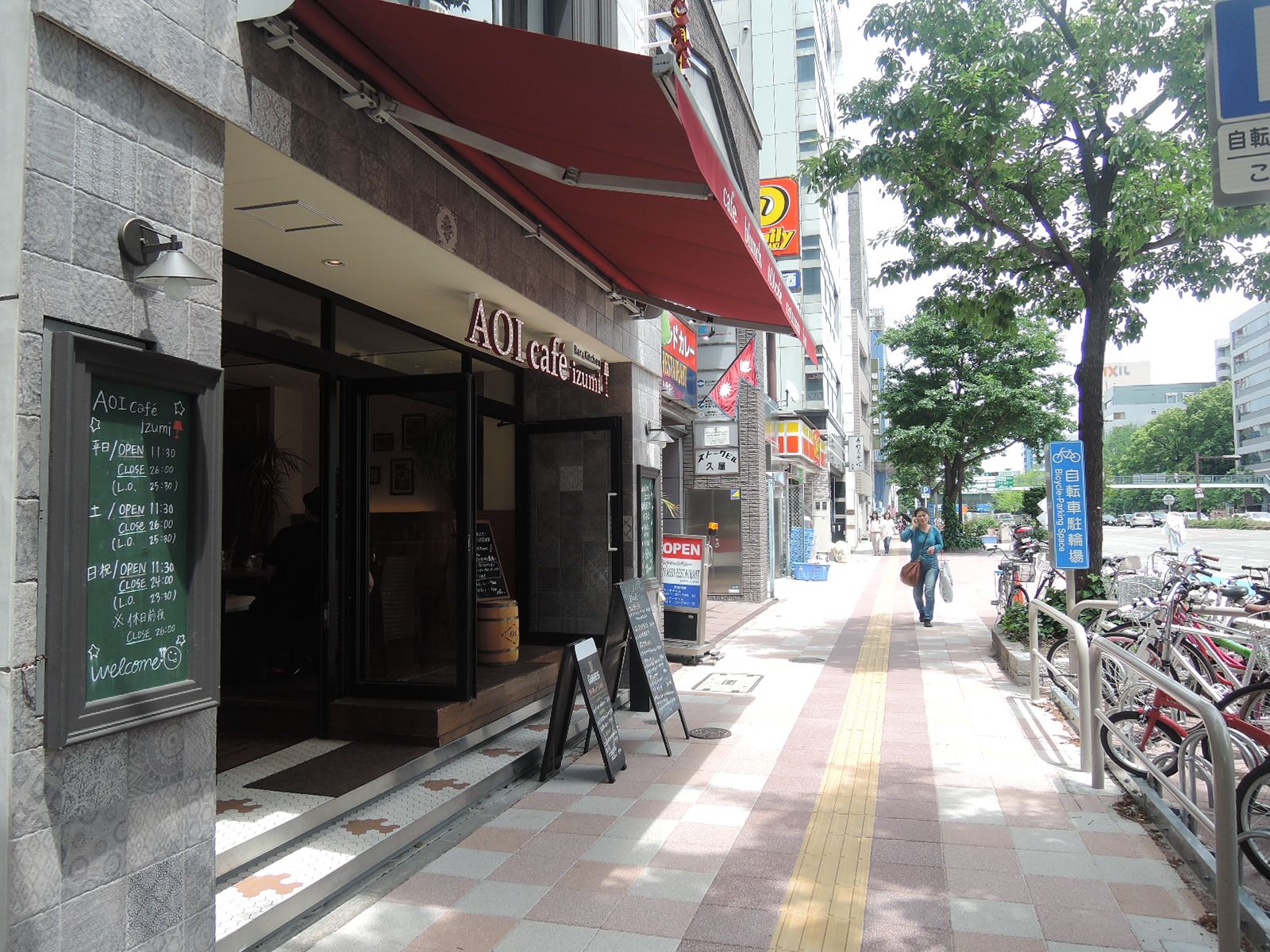 同じ並びには飲食店など多数