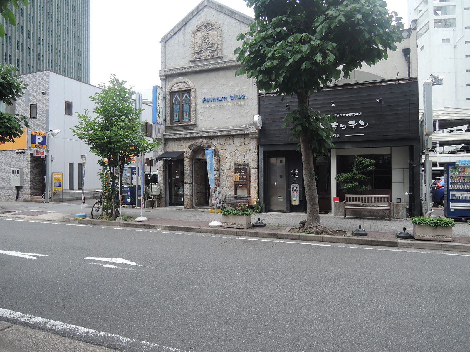 周辺は飲食店が多数