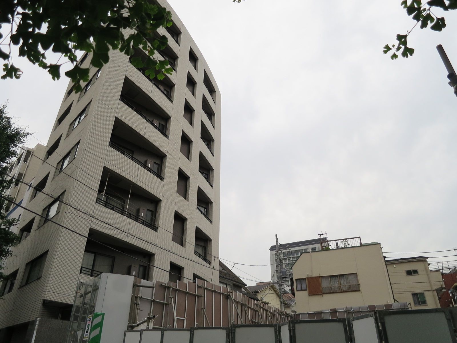 周辺は住宅地