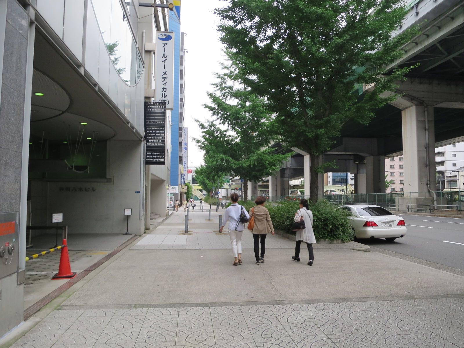 谷町八木ビル前の中央大通り
