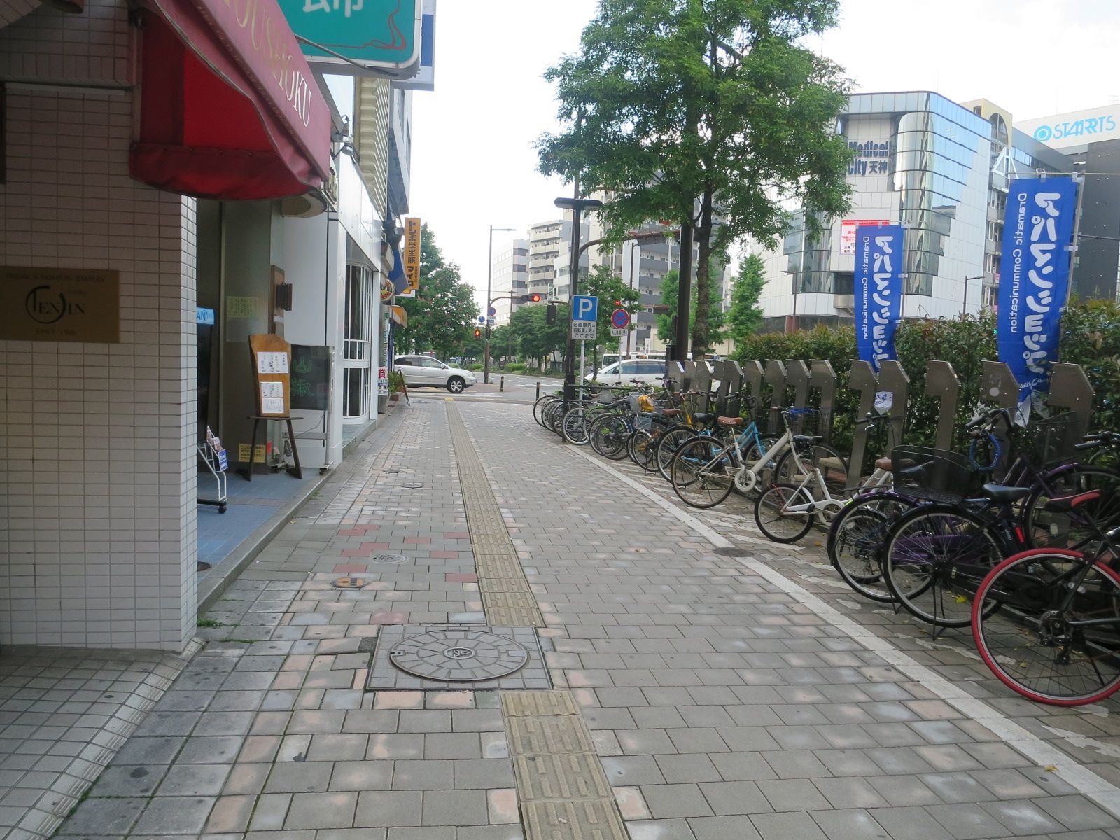 RKB興発第2ビル前面の歩道
