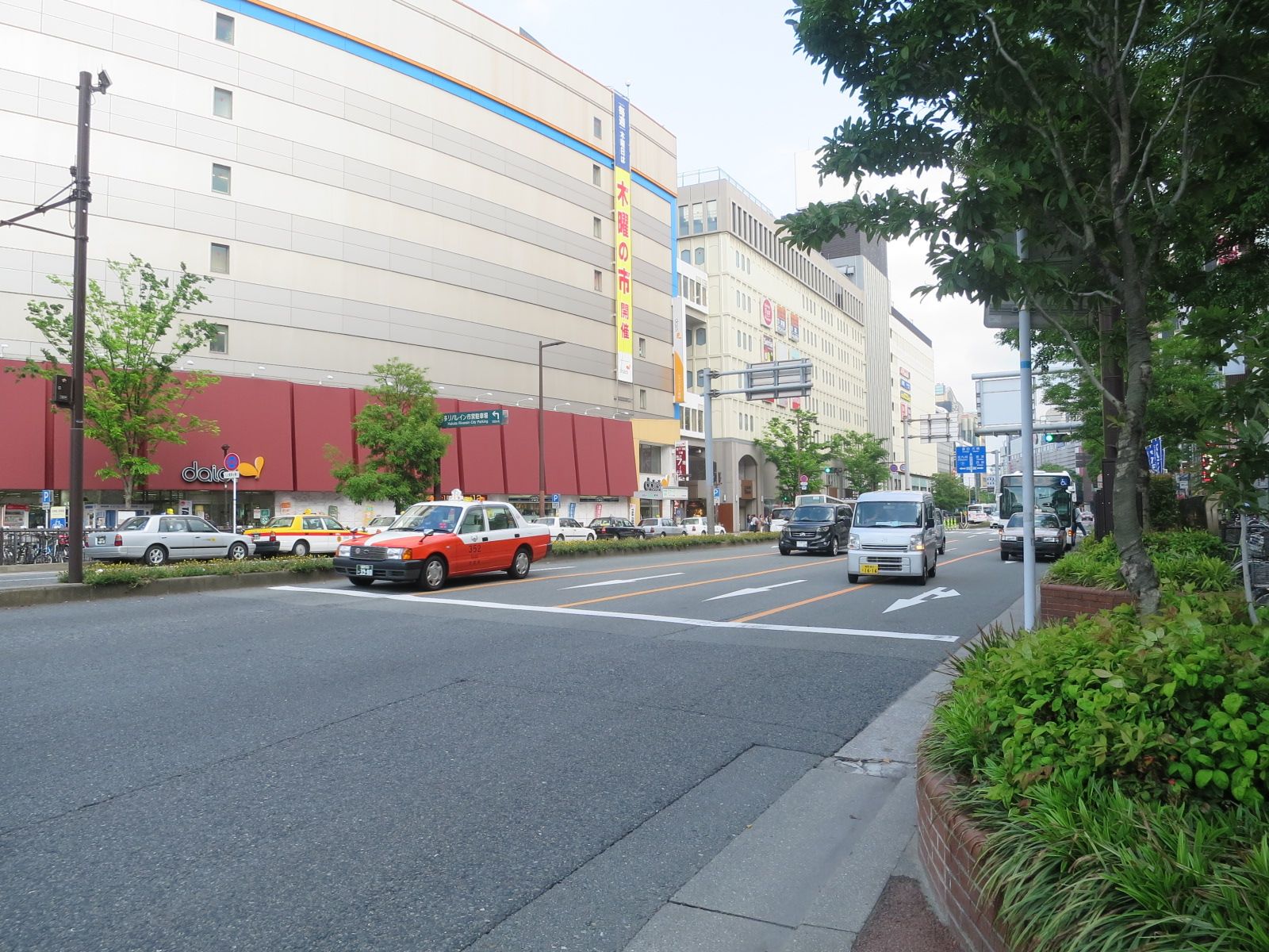 植栽のゆたかな前面通り