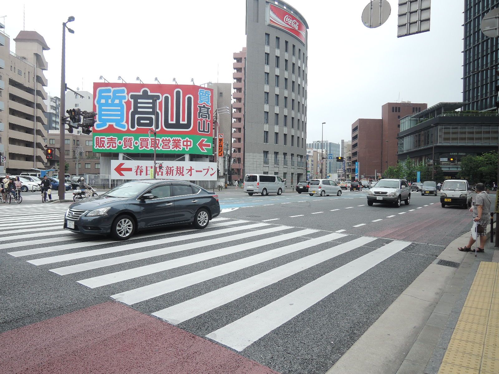 大戸ビル前面の住吉通り