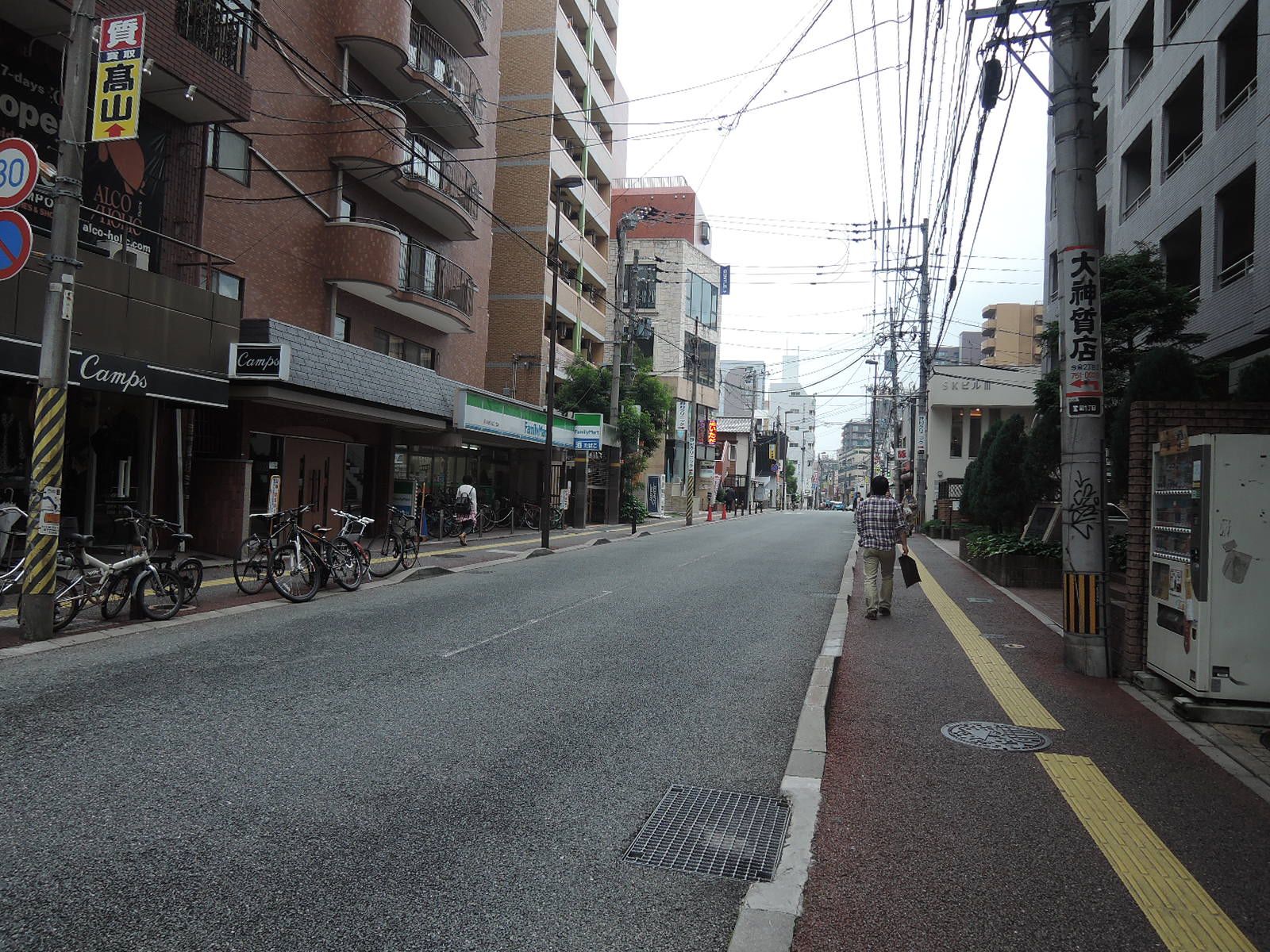 オフィスビル前面の通り