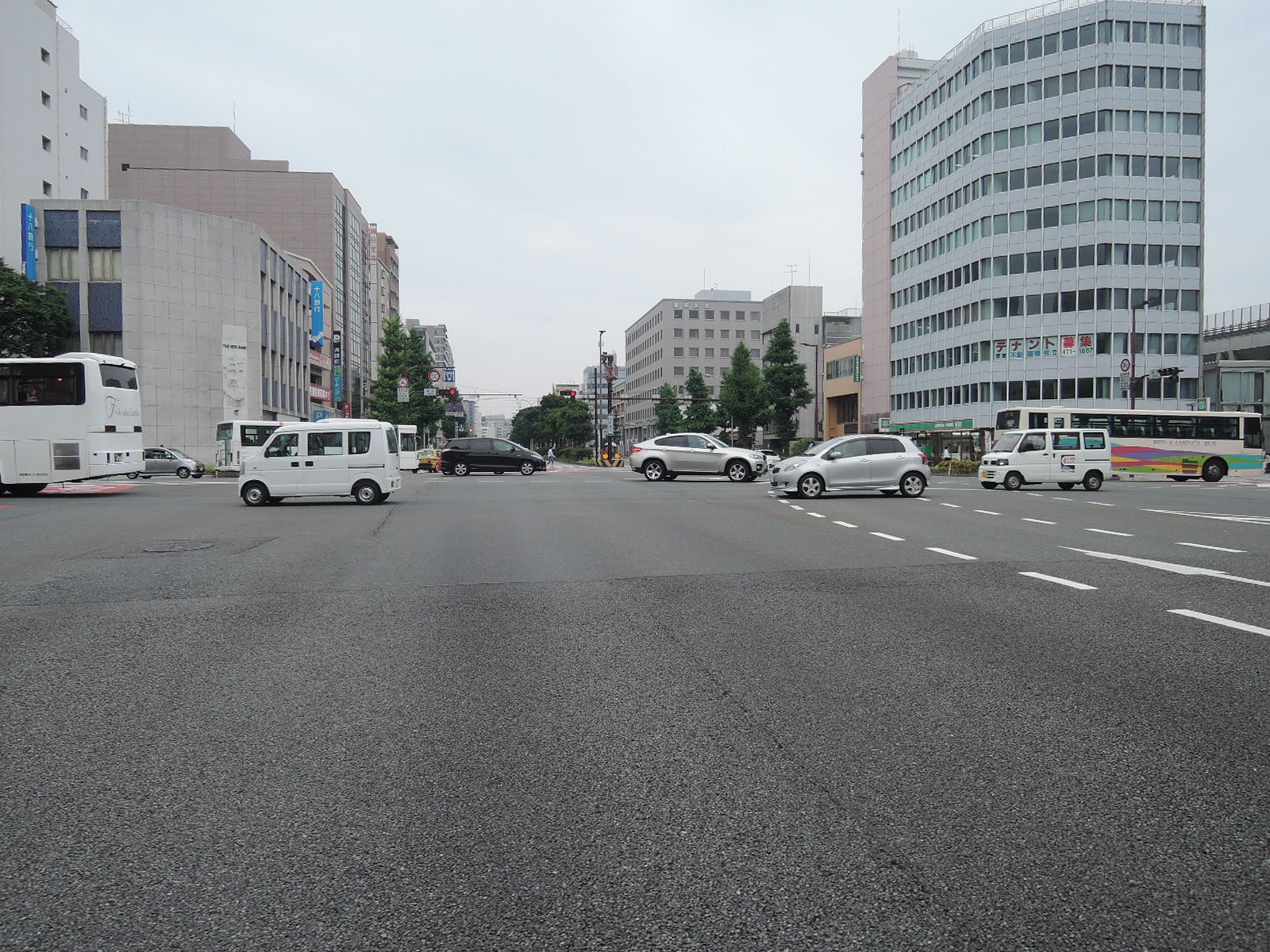 周辺はオフィスビルが立ち並ぶエリア