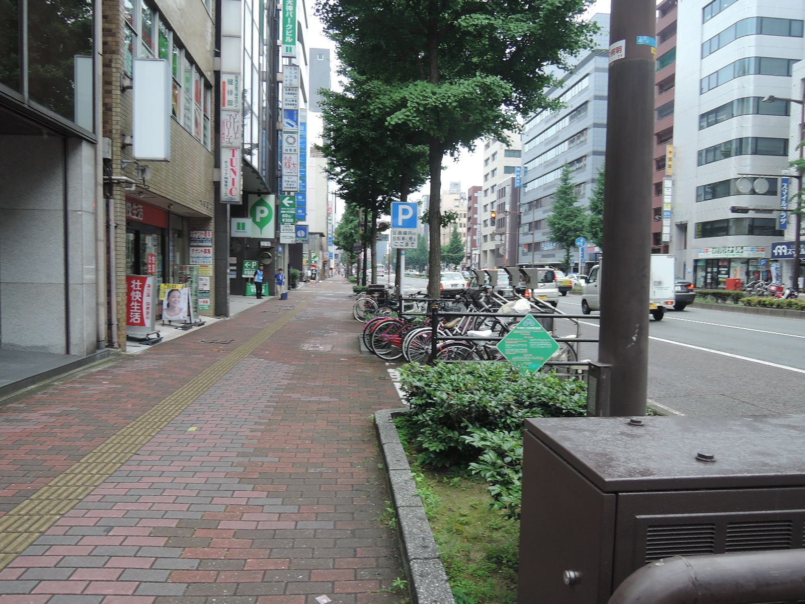 オフィスビル周辺雰囲気