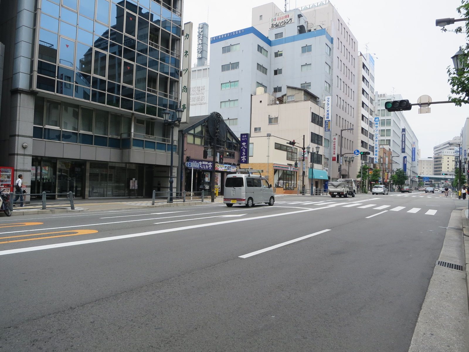 オフィス前の土佐堀通