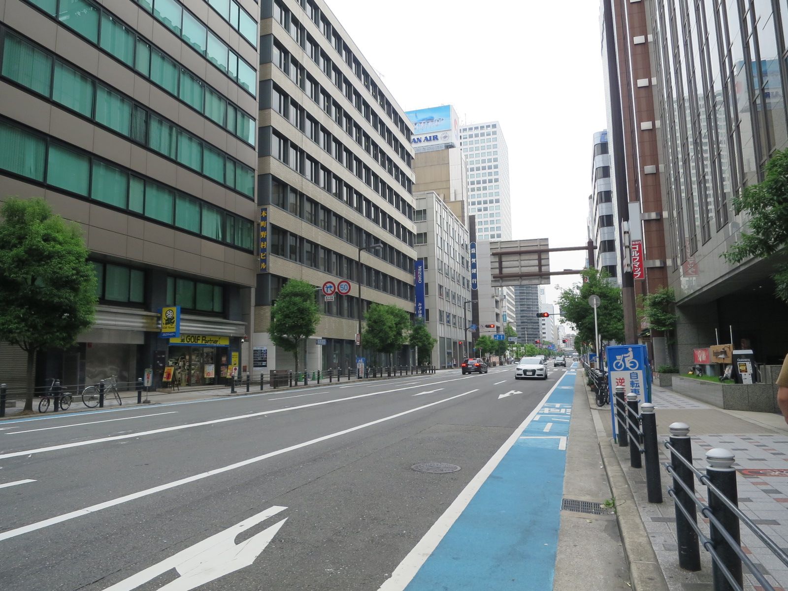 オフィスビル前面道路