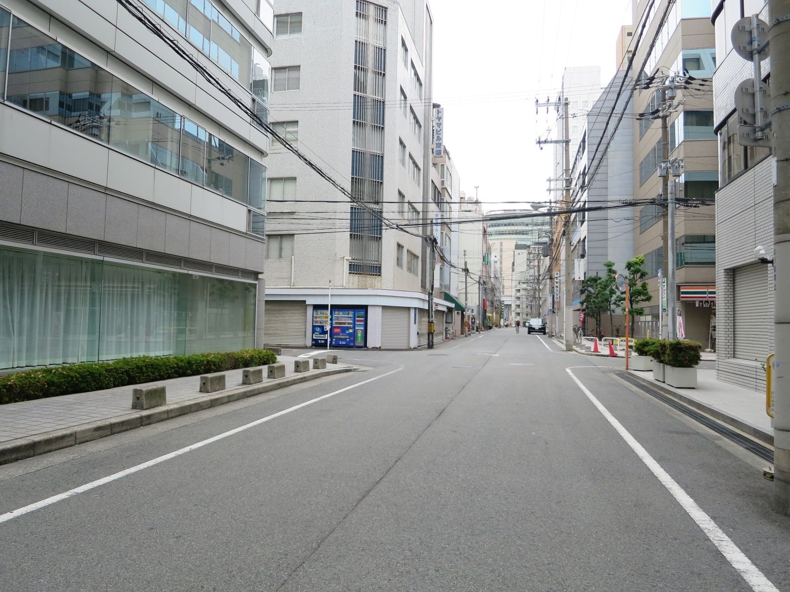 オフィスビル前面道路