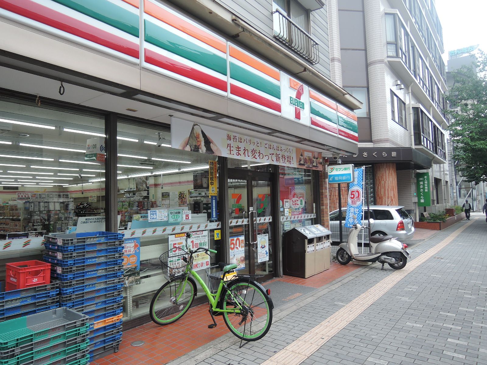 ビルの並びにはコンビニも