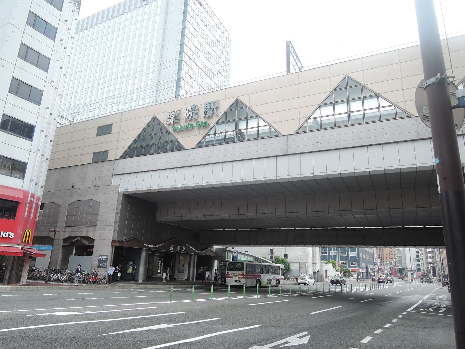西鉄天神大牟田線・薬院駅。同線・西鉄平尾駅と地下鉄七隈線・渡辺通駅も利用可能。