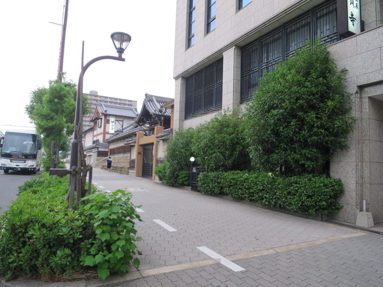 ビル周辺は植栽ゆたか
