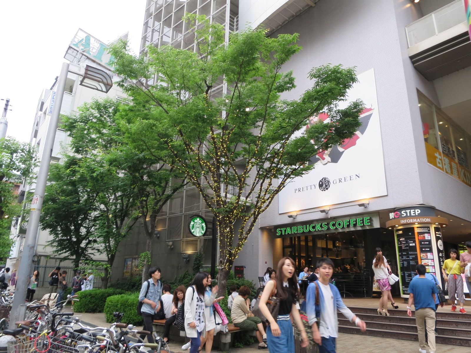 ビル近くにはスターバックス