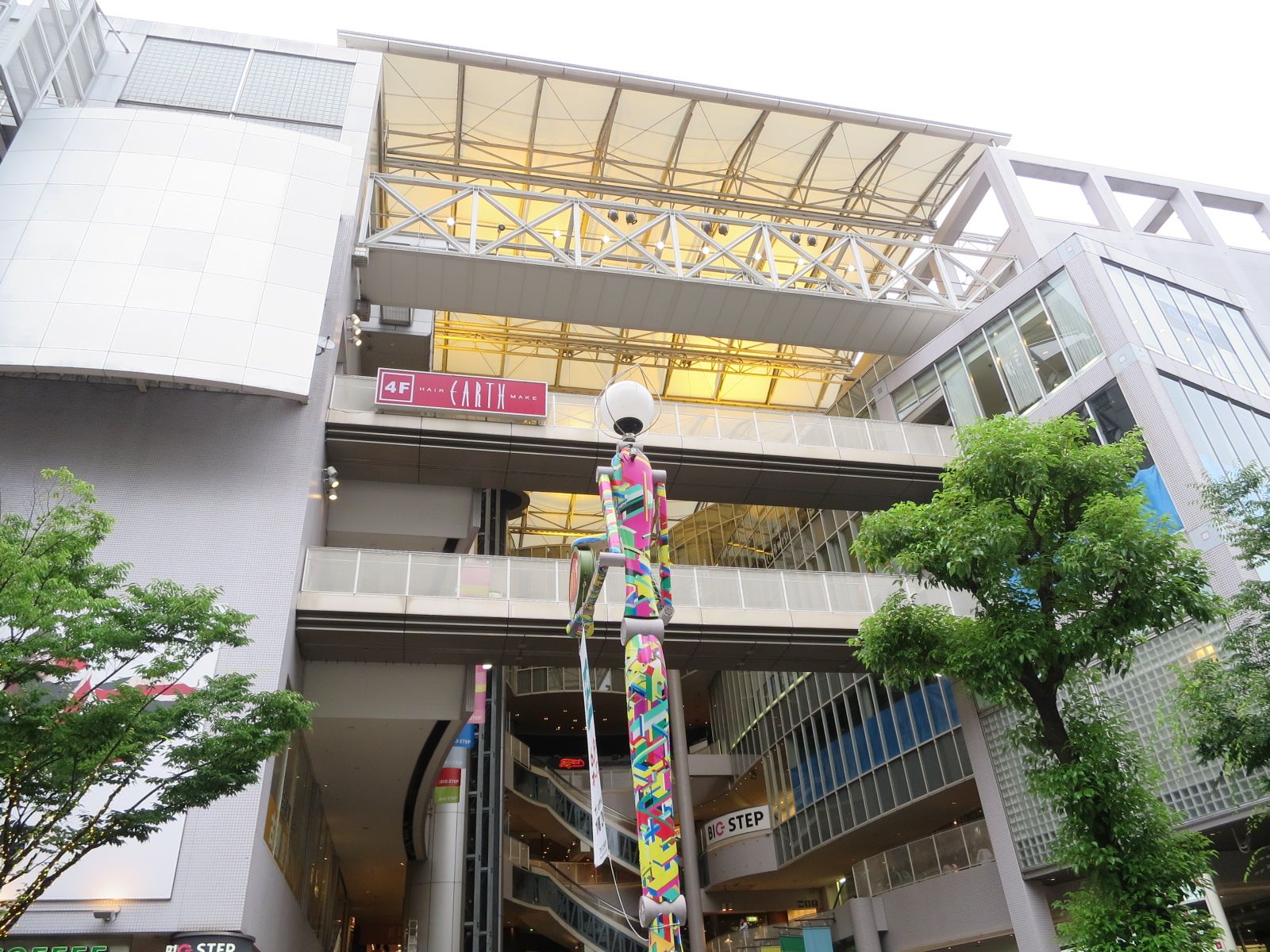 ビル向かいの心斎橋BIGSTEP