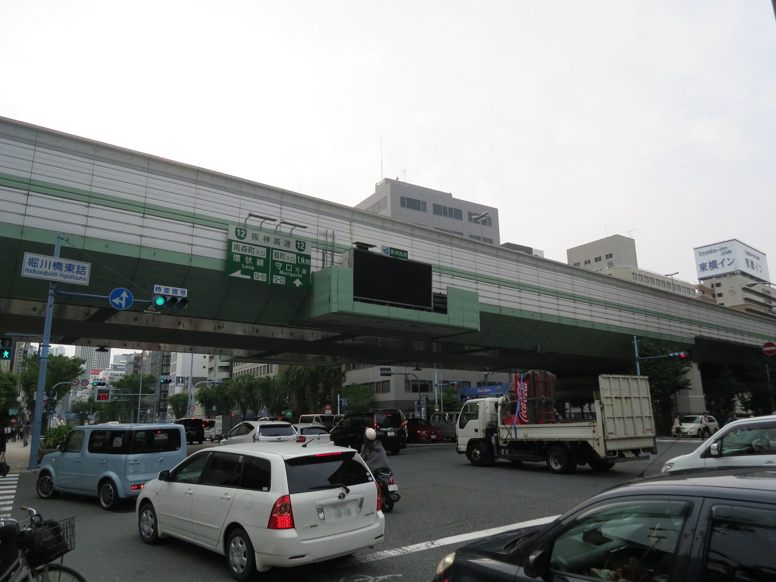 交通量の多い通り