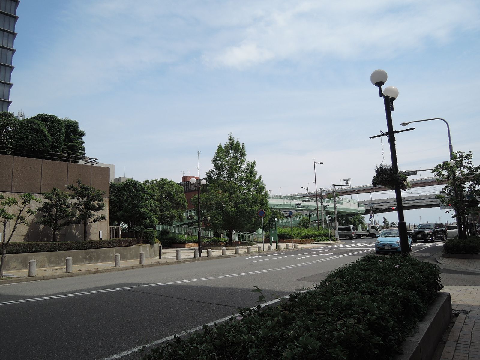 ビル前面の通り