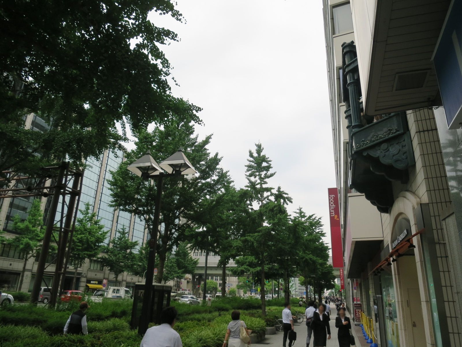 周辺はオフィス街