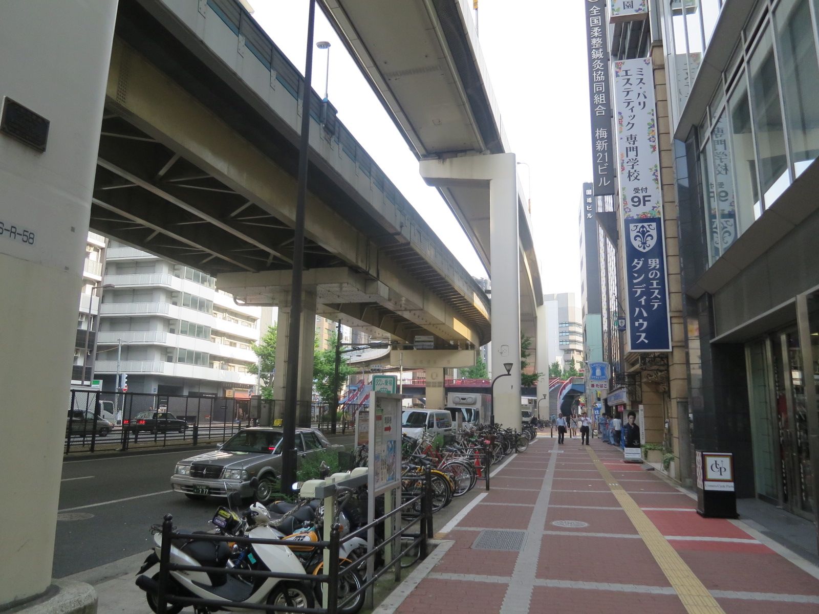 目の前を通る高速道路