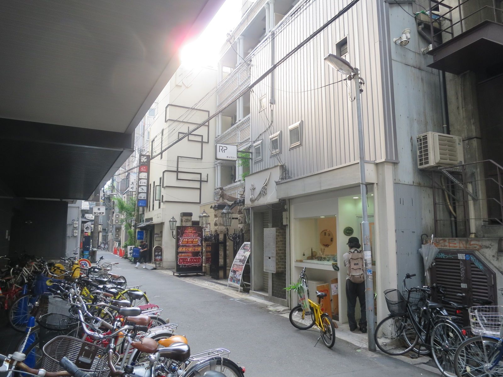 KDX東梅田前面の歩道