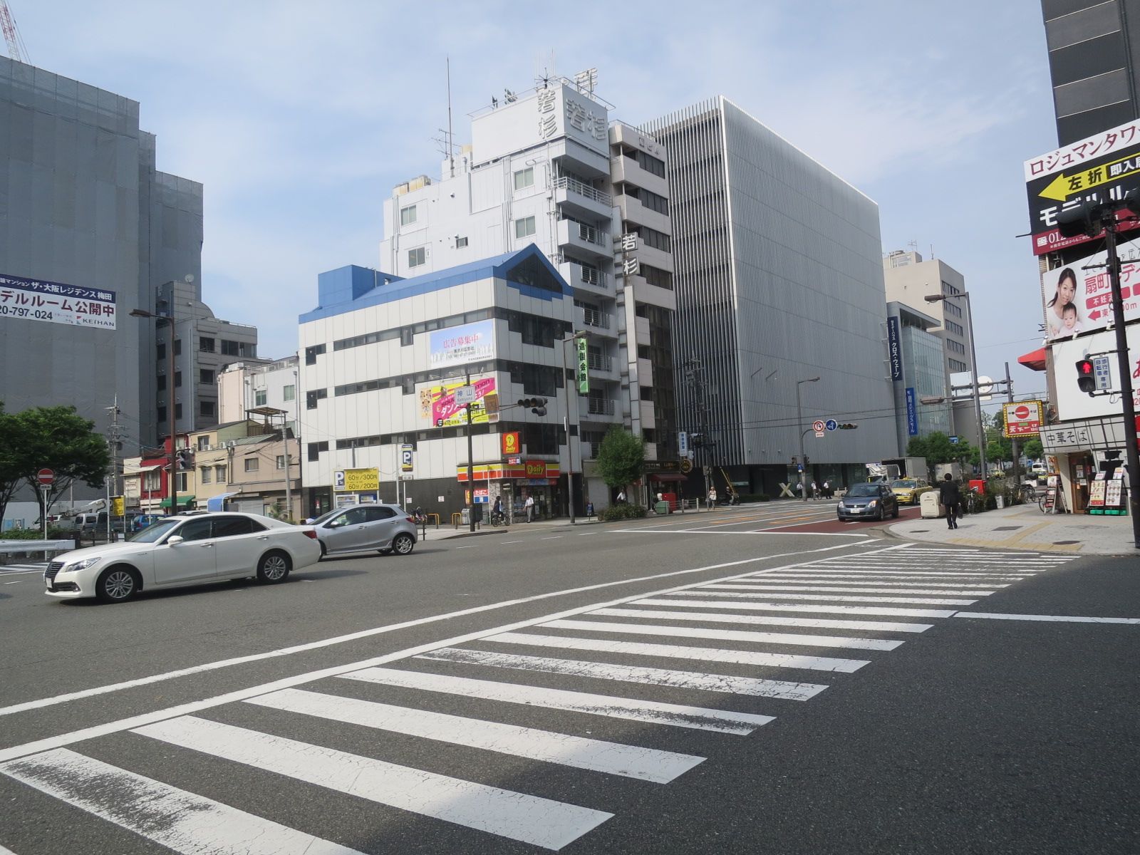 徒歩1分程の神山交差点