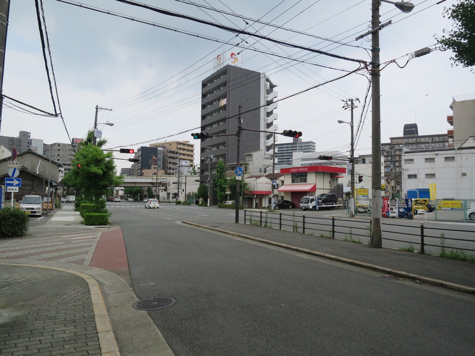 近くの中津六丁目交差点