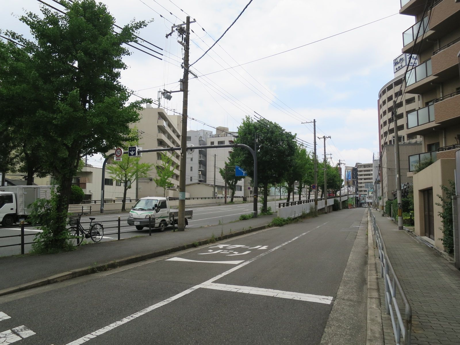 もう片側は十三筋に面する
