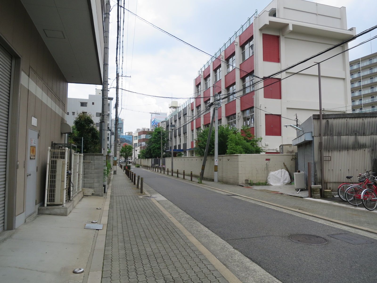 真和エステートビル前の通り