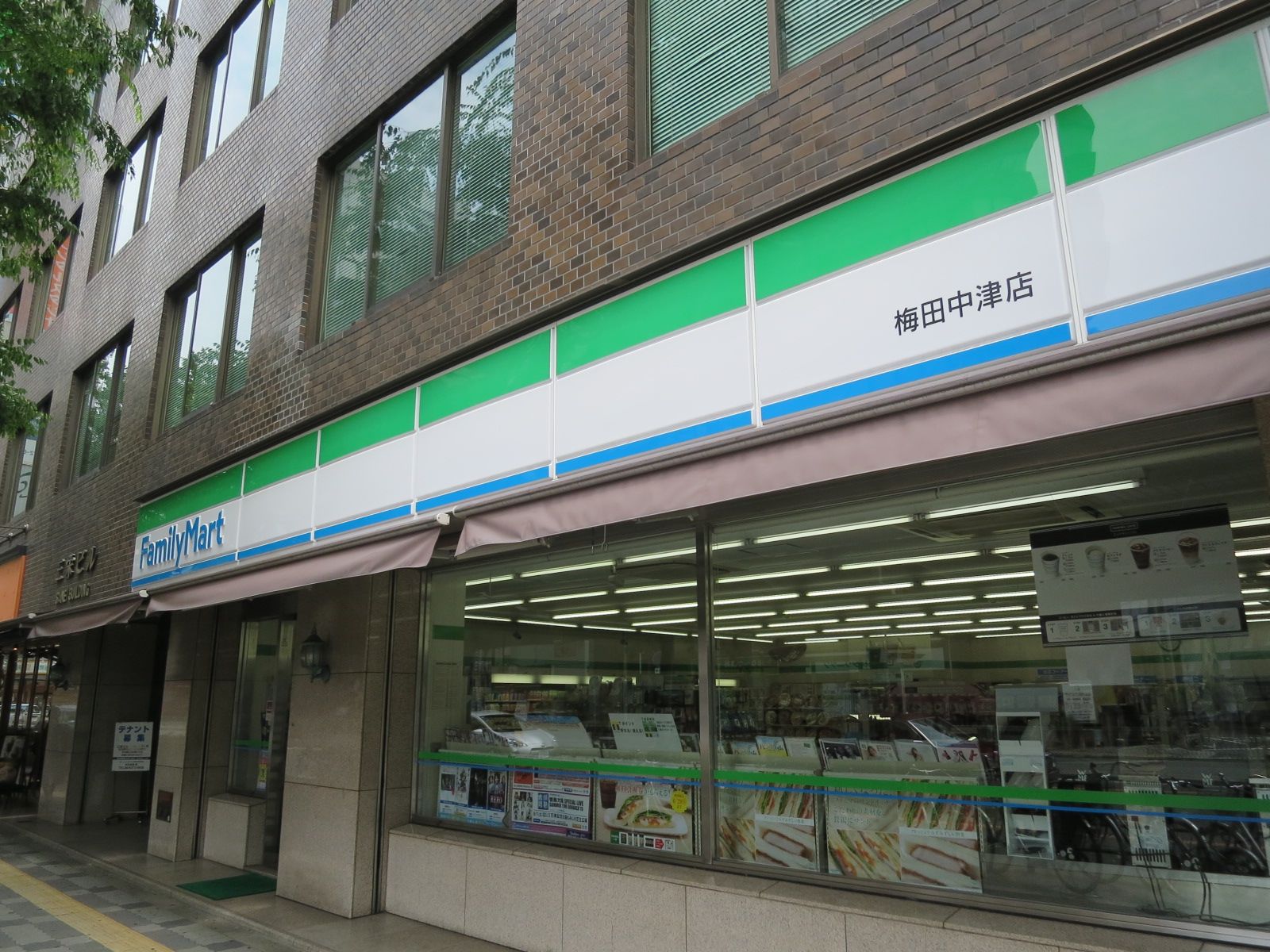 並びのファミリーマート梅田中津店