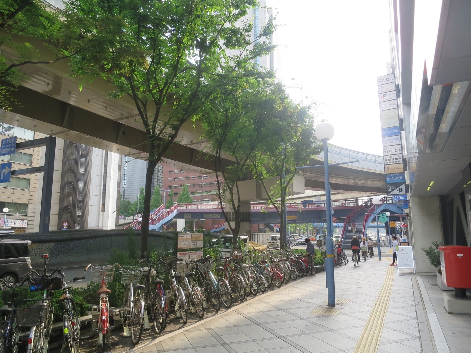 新宇治電ビル前の歩道