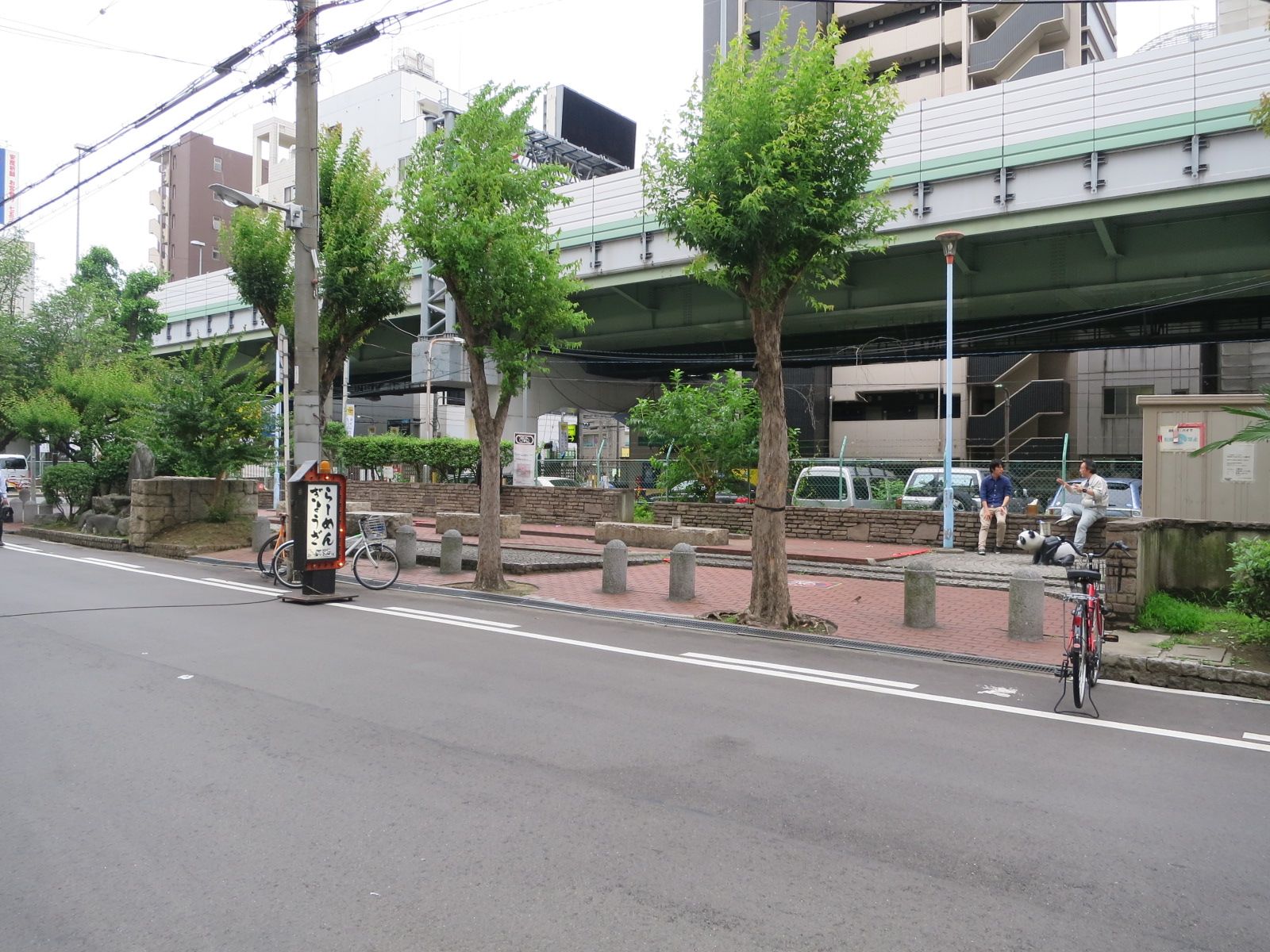 近くを通る阪神高速