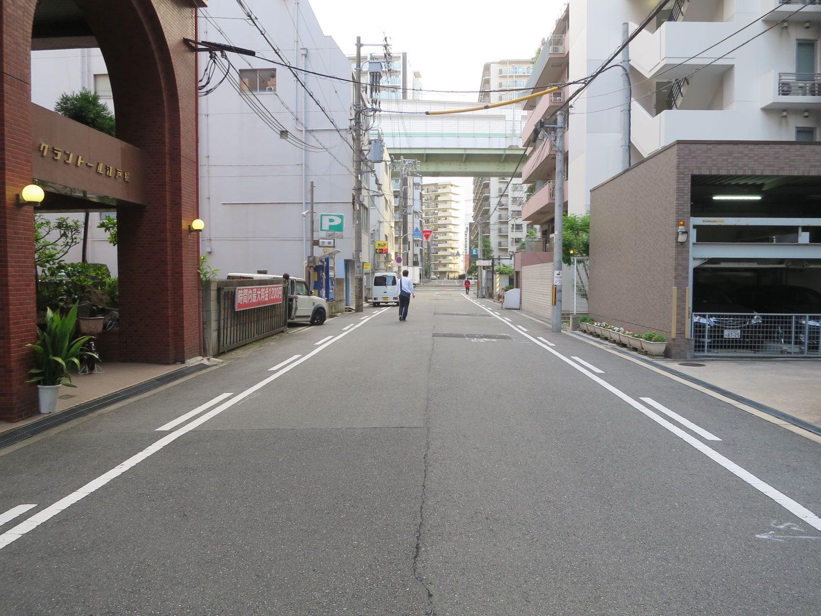 オフィスビル前面道路