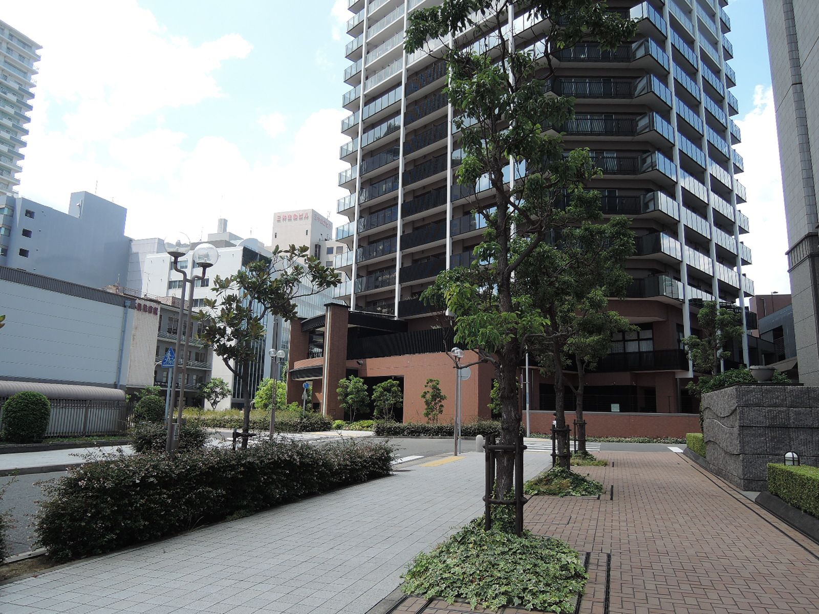 広々としたオフィスビル前の歩道
