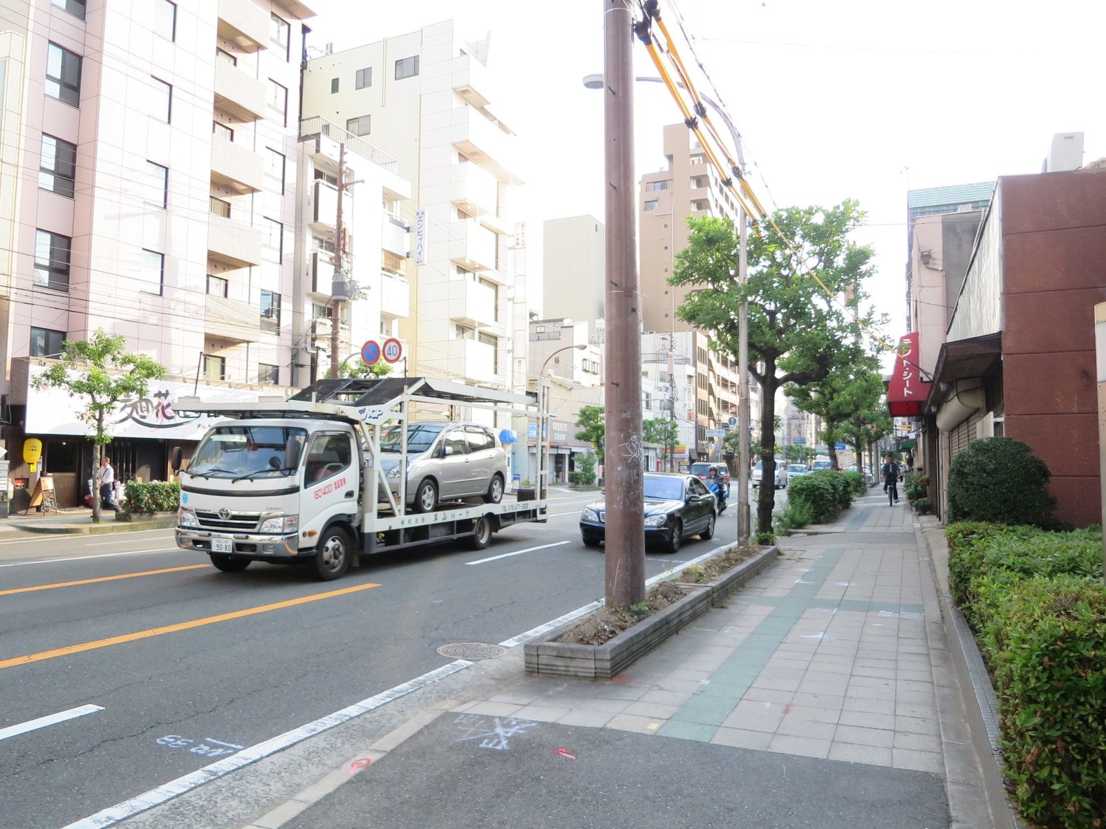 ニッセイ京橋ビル前の歩道雰囲気