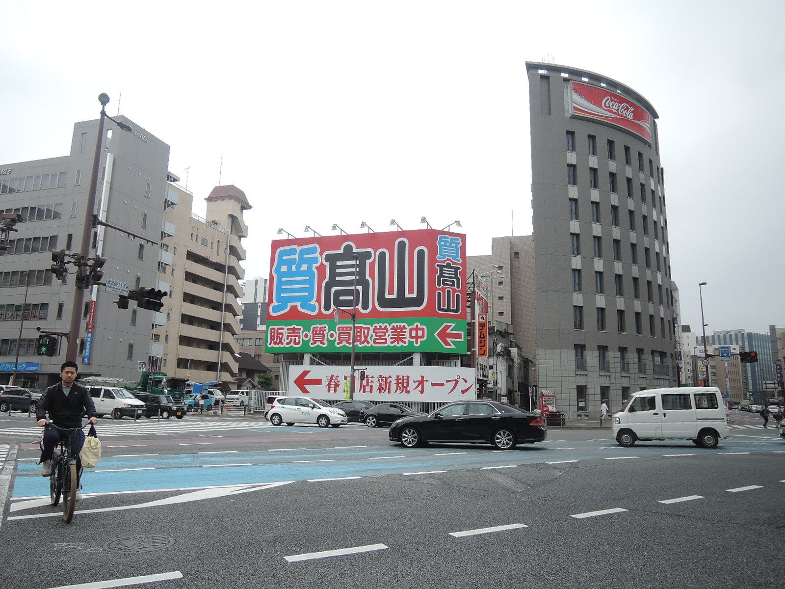 大きな交差点近くの立地
