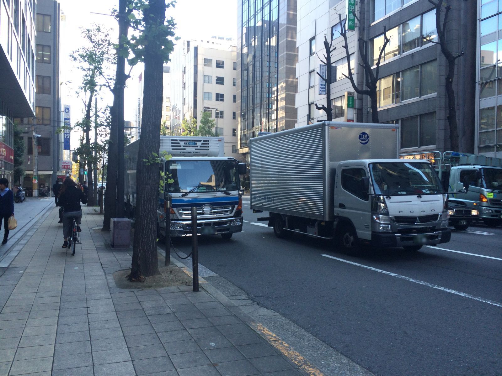 オフィス前面の歩道